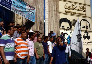 Members from the 6 April Youth Movement publically called for the release of detainees in a demonstration on the front steps of the Press Syndicate. (Photo by: Mohamed Omar)
