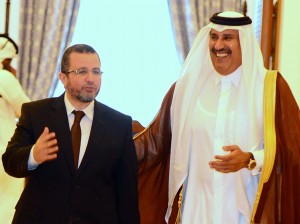 Egypt's Prime Minister Hisham Qandil and Qatar's Premier and Foreign Minister Sheikh Hamad bin Jassem bin Jabr al-Thani in Doha, 10 April 2013. Qatar has agreed to buy bonds from cash-strapped Egypt worth $3bn, but the Central Bank of Egypt has said no deposits have yet been made  (AFP Photo)