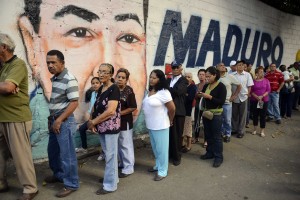 People line up to cast their vote at a polling station in Petare shantytown, Caracas (AFP Photo)