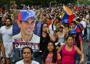 Supporters of Venezuelan presidential candidate Henrique Capriles protest in Caracas on April 15, 2013. (AFP Photo)