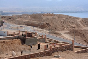 An Israeli policemen inspect the site of a rocket explosion in the Israeli Red Sea resort of Eilat April 17 2013 (AFP Photo)