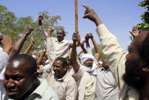 Sudan's Brigadier Mohammed Ibrahim is carried on supporter's shoulders outside his home after being released along with six other military officers convicted and jailed over a coup attempt on April 17, 2013, in Khartoum.  (AFP Photo)