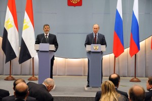 A handout picture released by the Egyptian presidency shows Egyptian President Mohammed Morsi (L) and Russian President Vladimir Putin (R) giving a press briefing on April 19, 2013 in Sochi, Russia. (AFP Photo)
