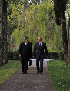  A handout picture released by the Egyptian presidency shows Egyptian President Mohammed Morsi (L) walking with Russian President Vladimir Putin (R) on April 19, 2013 in Sochi, Russia (AFP Photo)