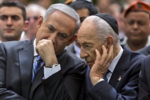 Israeli Prime Minister Benjamin Netanyahu (L) speaks with Israeli President Shimon Peres on April 15, 2013 (AFP File Photo) 