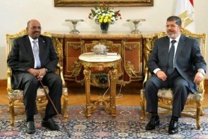 Egyptian President Mohamed Morsi, right, met with his Sudanese counterpart Omar Al Bashir at the presidential palace in Cairo on September 2012.( AFP File Photo) 