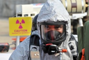 A soldier of the US 23rd Chemical Battalion wears protective gear in a ceremony in Uijeongbu, S. Korea, on April 4, 2013 (AFP, Jung Yeon-Je) 