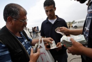 The Egyptian pound, which has lost more than 10% of its value against the dollar since last year, pushed up the cost of imported goods and contributed to inflation which grew to 8.2% in February from 6.3% in January. (AFP Photo)