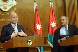 British Foreign Secretary William Hague (L) speaks as his Jordanian counterpart Nasser Judeh listens on during a press conference in Amman on May 22, 2013, ahead of an international conference to discuss peace efforts in Syria (AFP Photo)