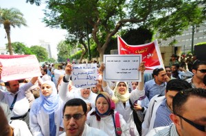 Doctors Without Rights have announced plans to hold a protest on 15 June at the Ministry of Health to demand the staff law go into effect and the health budget be increased to 8% of the national budget instead of 4.5%. (DNE File Photo)
