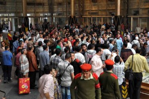 Passengers gathering at Cairo’s train station upon stopping the operation of trains  (Photo by :Mohamed Omar) 