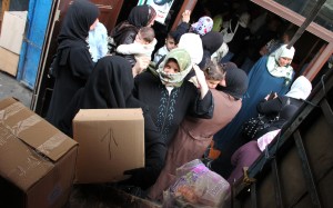 Syrian refugees receive supplies from a UNHCR truck in Tripoli, Lebanon (Photo UNHCR / F. Juez ) 