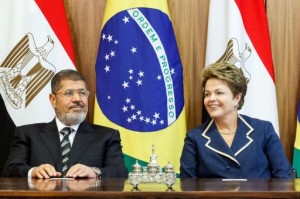 This handout picture released by Brazilian Presidency shows Brazilian President Dilma Rousseff (R) and Egypt's President Mohamed Morsi (L) during a press conference after a meeting at Planalto Palace in Brasilia, on May 08, 2013. (AFP Photo)