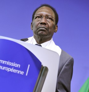 Mali President Dioncounda Traore stands alongside the European Commission President during a joint press conference after a working session on May 14, 2013 (AFP Photo)