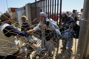 Palestinians cross into Egypt through the Rafah border crossing in the southern Gaza Strip, on May 22, 2013. The Rafah border crossing between Egypt and the Gaza Strip reopened today, five days after its closure by Egyptian police angered by the kidnapping of seven colleagues, witnesses said. (AFP Photo)