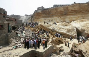 Egyptians search for survivors under the rubble of homes at the site of a massive rock slide off Moqattam hill in northern Cairo on September 6, 2008.  (AFP File Photo)