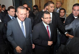 Egyptian Prime Minister Hishem Qandil with Prime Minister Recep Tayyip Erdogan (left) in Cairo on November 18th. (AFP File Photo)