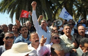 Tunisians chant slogans during a demonstration against "terrorism" in Tunis on May 10, 2013 (AFP, Fethi Belaid) 