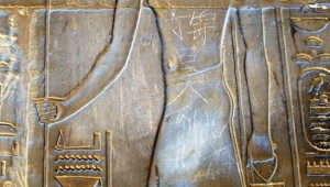 Chinese graffiti in the Temple of Luxor caused outrage in China this week after a tourist posted a picture of it online. (Photo Public Domain)