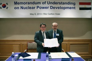 South Korean Minister of Trade, Industry and Energy Yoon Sang-jick (L) and Khalil Yasso, the chairman of the group of Egyptian nuclear plants during the signing ceremony (Photo courtesy of South Korean Ministry of Trade)