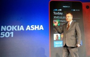 Stephen Elop holds a Nokia Asha 501 mobile phone as he addresses an unveiling ceremony in New Delhi on May 9, 2013 (AFP, Raveendran) 